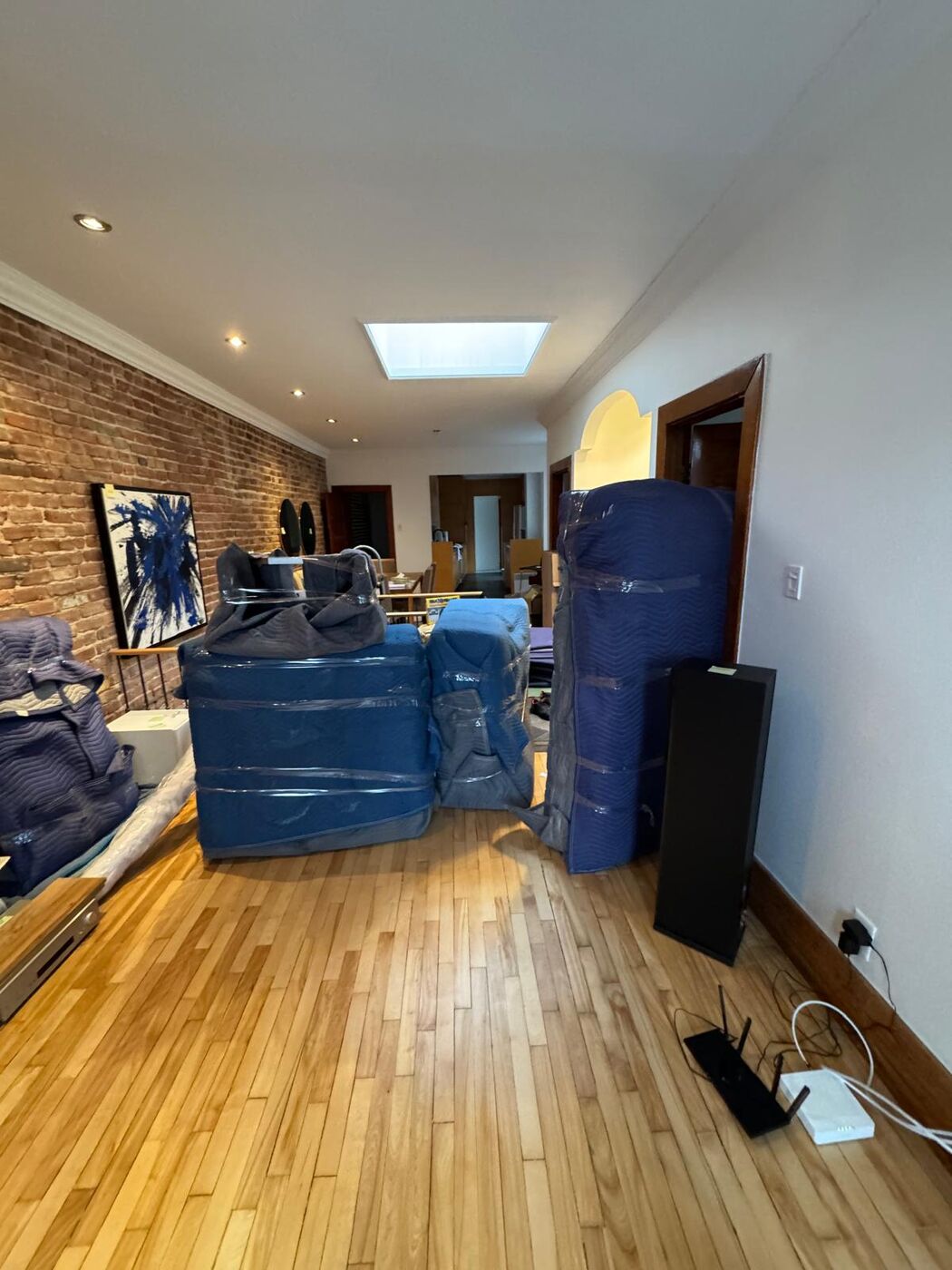Meubles emballés dans des couvertures et de la pellicule dans un salon