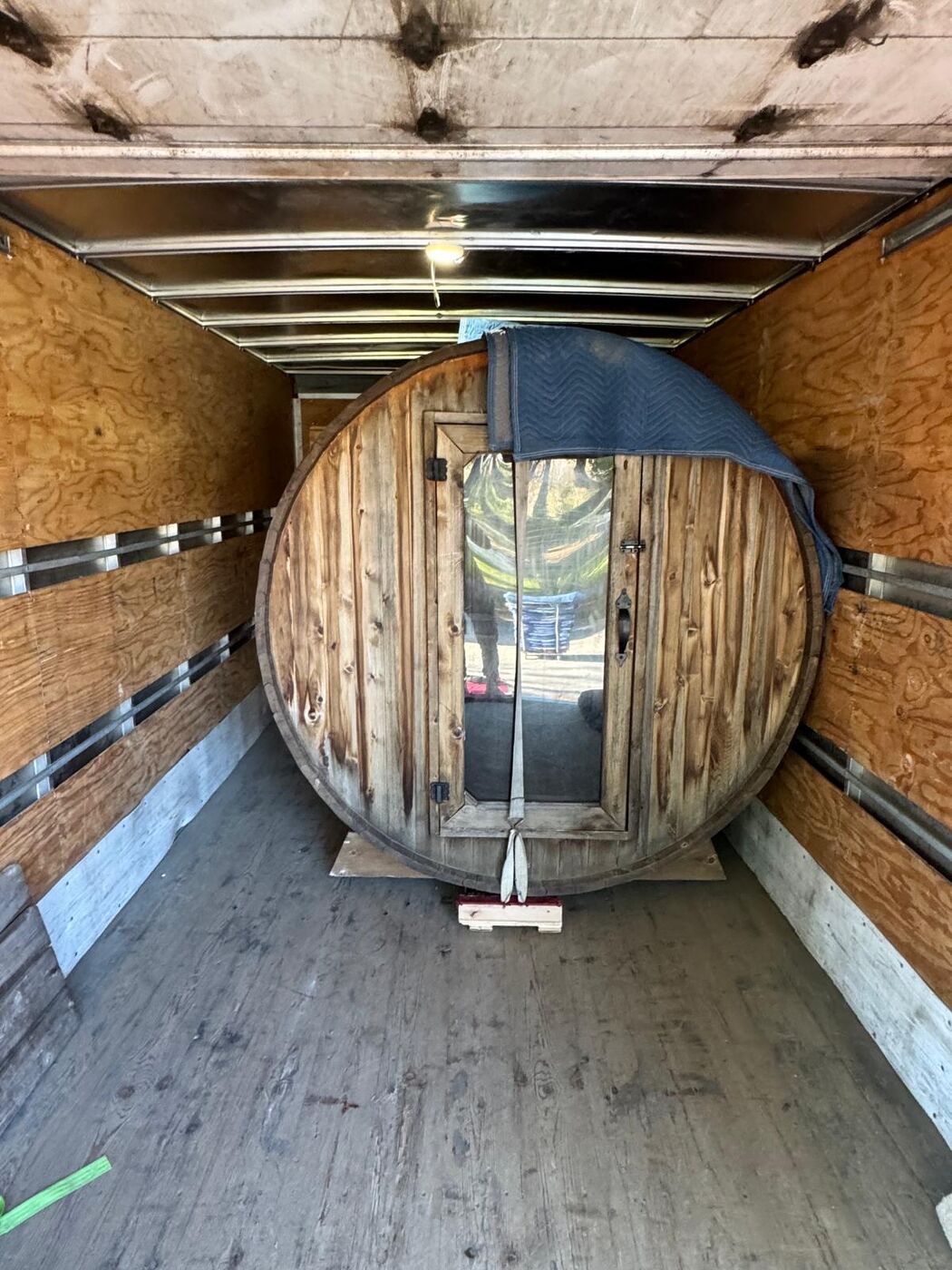 Sauna extérieur en bois sanglé dans le camion pour le transport