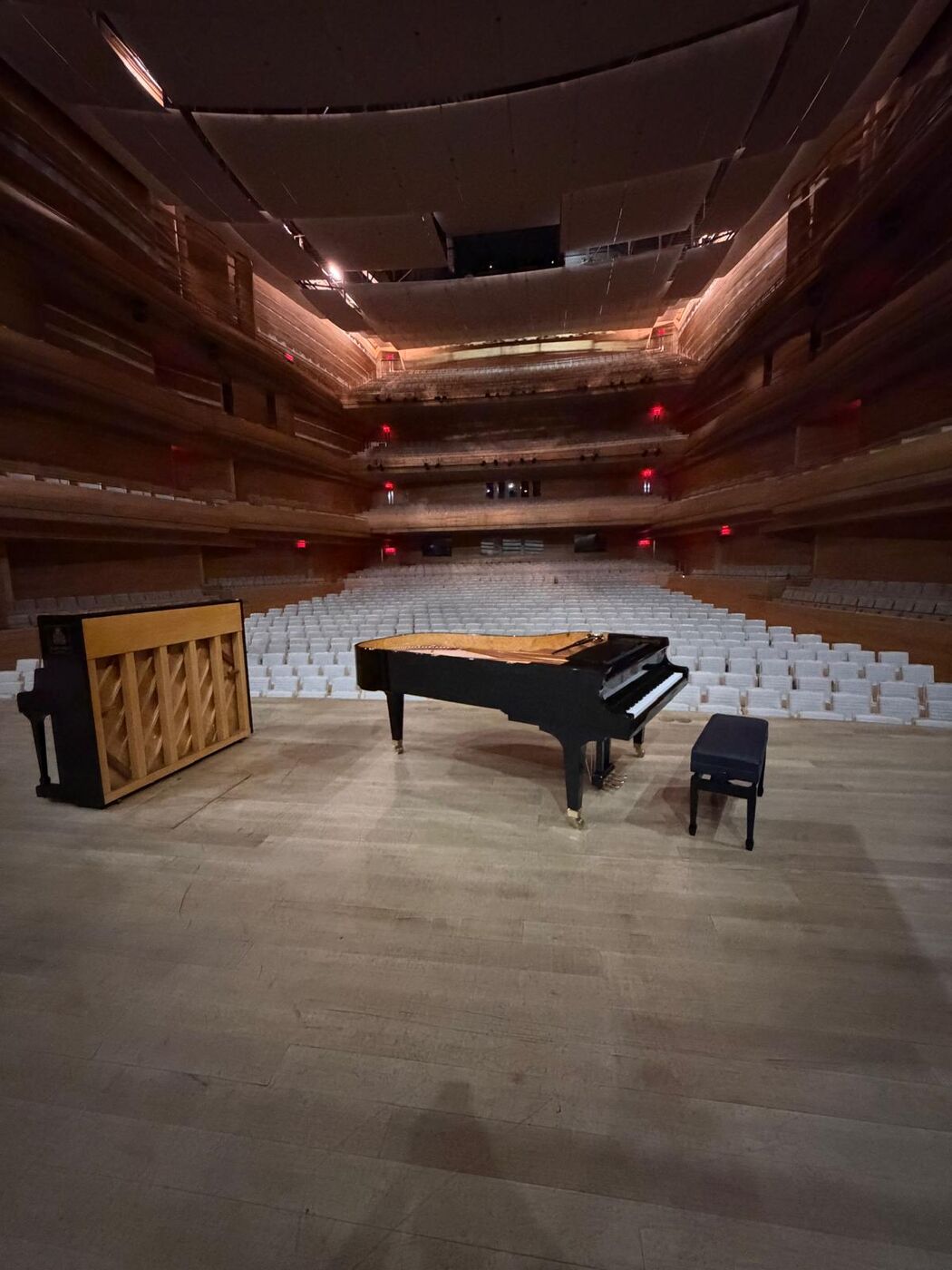 Piano à queue de concert livré sur la scène d'une salle de concert à Montréal