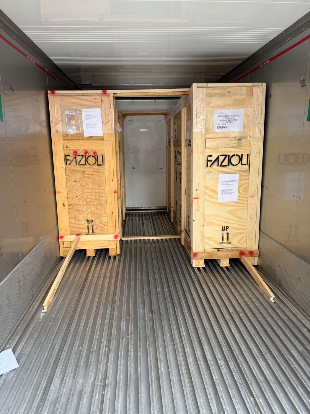 Pianos en caisses de bois chargés dans un conteneur