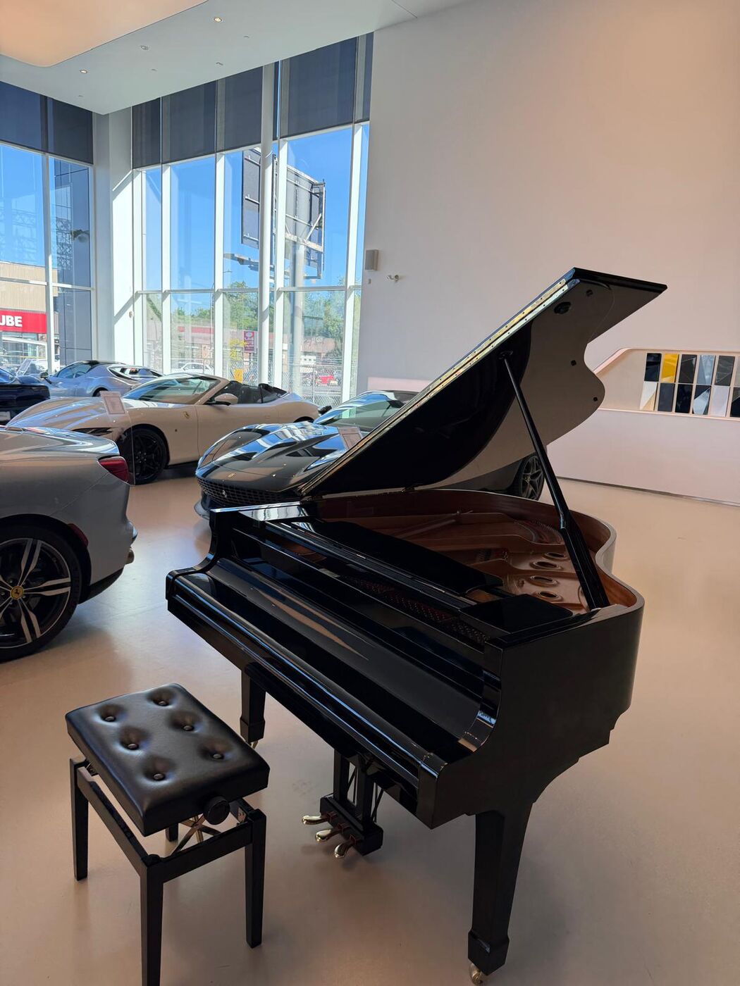 Piano à queue installé dans la salle d'exposition d'un concessionnaire automobile