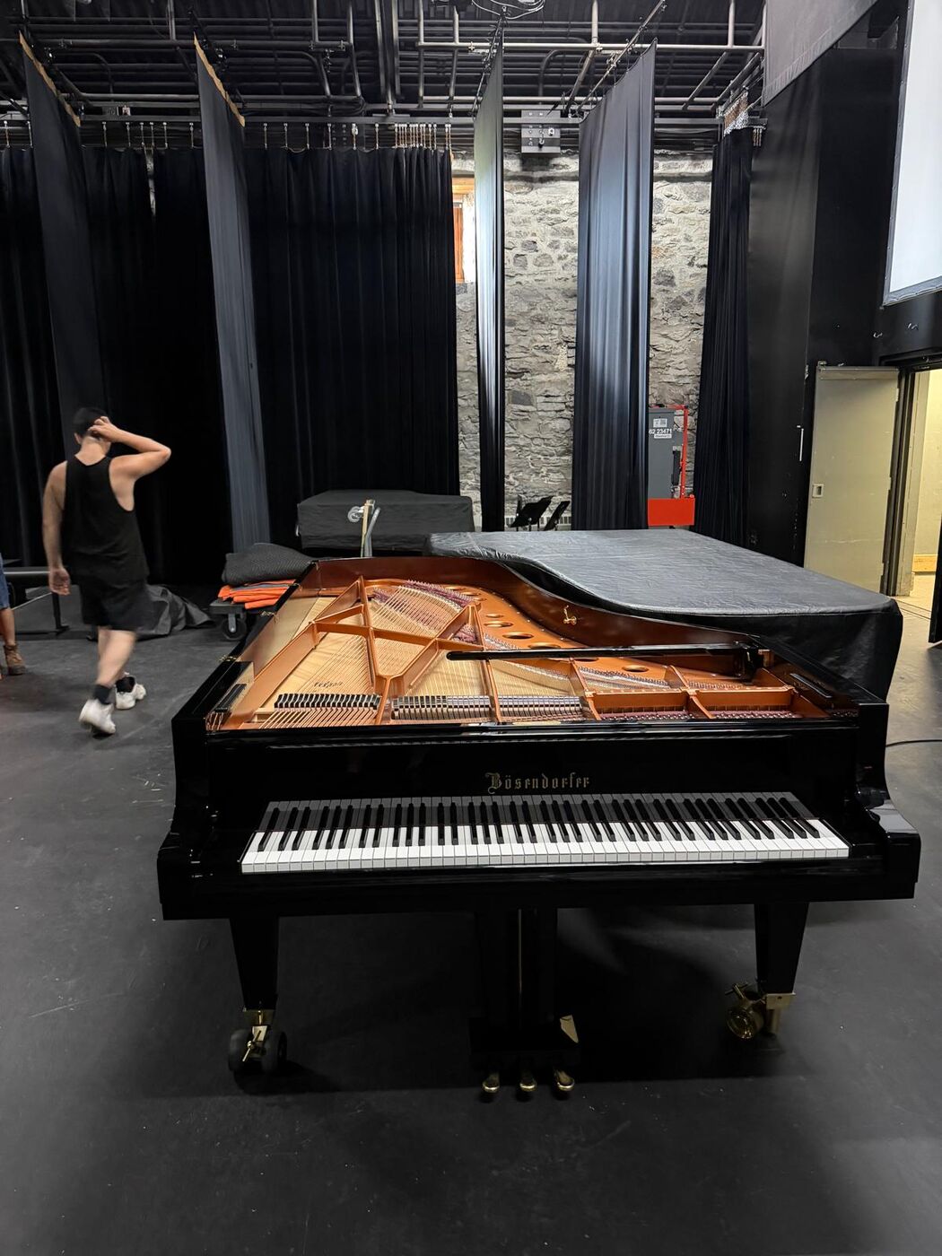 Piano à queue de concert avant l'emballage