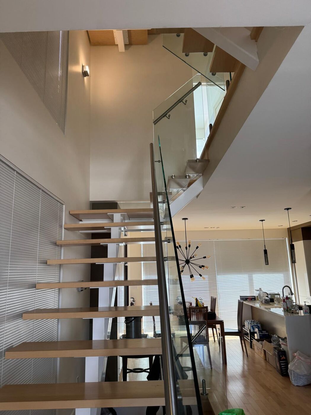 Escalier tournant avec rampe de verre